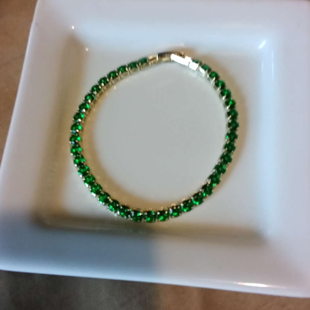 Elegant Green Gemstone Bracelet - Picture 2 of 2